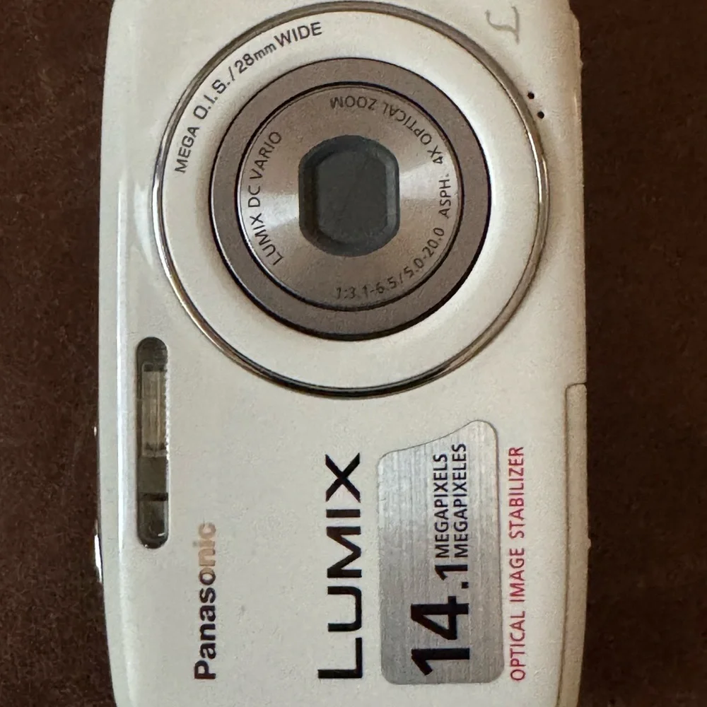 Panasonic Lumix DMC-S3 Digital Camera Excellent. 14.1 MP, 24mm